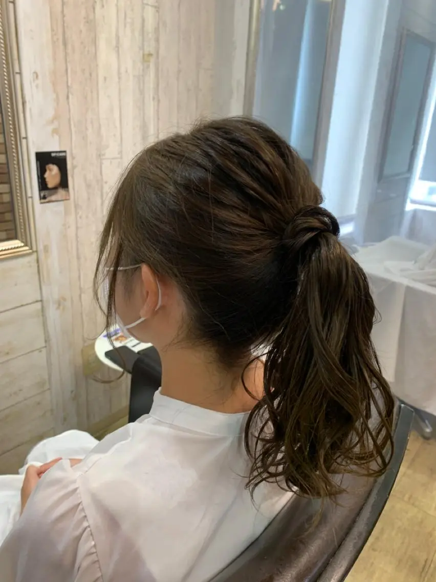 セミロング カラー ヘアアレンジ ポニーテール ベージュカラー デート regalo Acari🍎のヘアスタイル