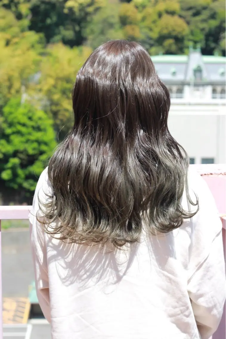 ロング カラー エメラルドグリーン カット ヘアカラー Viage （ビアージュ）のヘアスタイル
