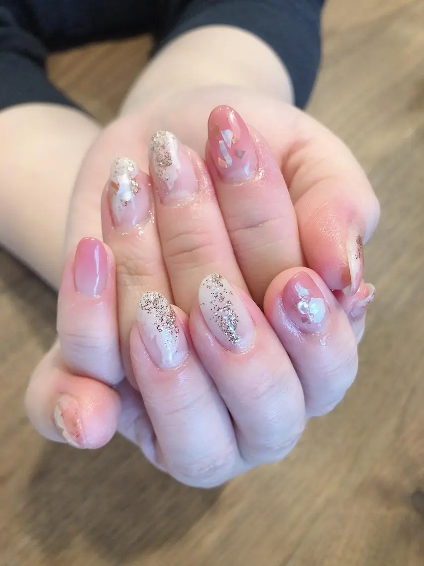 ネイル グラデーション ラメ(グリッター) オフィスネイル ピンク ホワイト Luana nail (ルアナネイル)のネイルデザイン