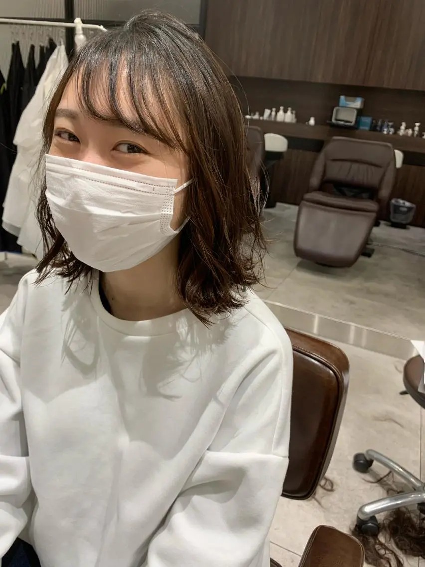 ミディアム オリーブベージュ/ ブリーチなし透明感のヘアスタイル