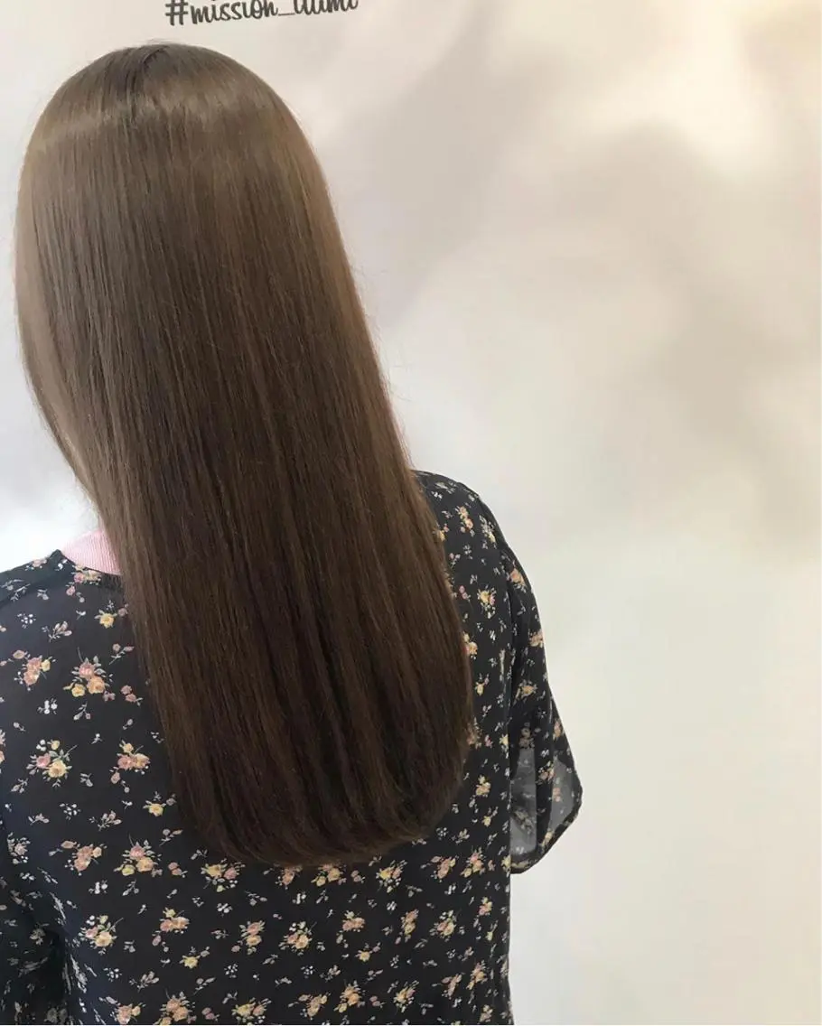 ロング カラー ヘアアレンジ アイブロウ アッシュ ベージュカラー 福壽 優奈のヘアスタイル