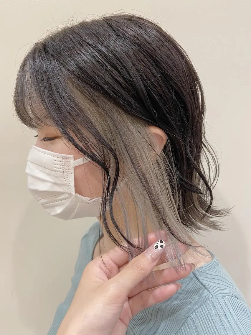 ミディアム カラー インナーカラー シルバー ホワイトシルバー カット ヘアカラー Amour なぐらのヘアスタイル