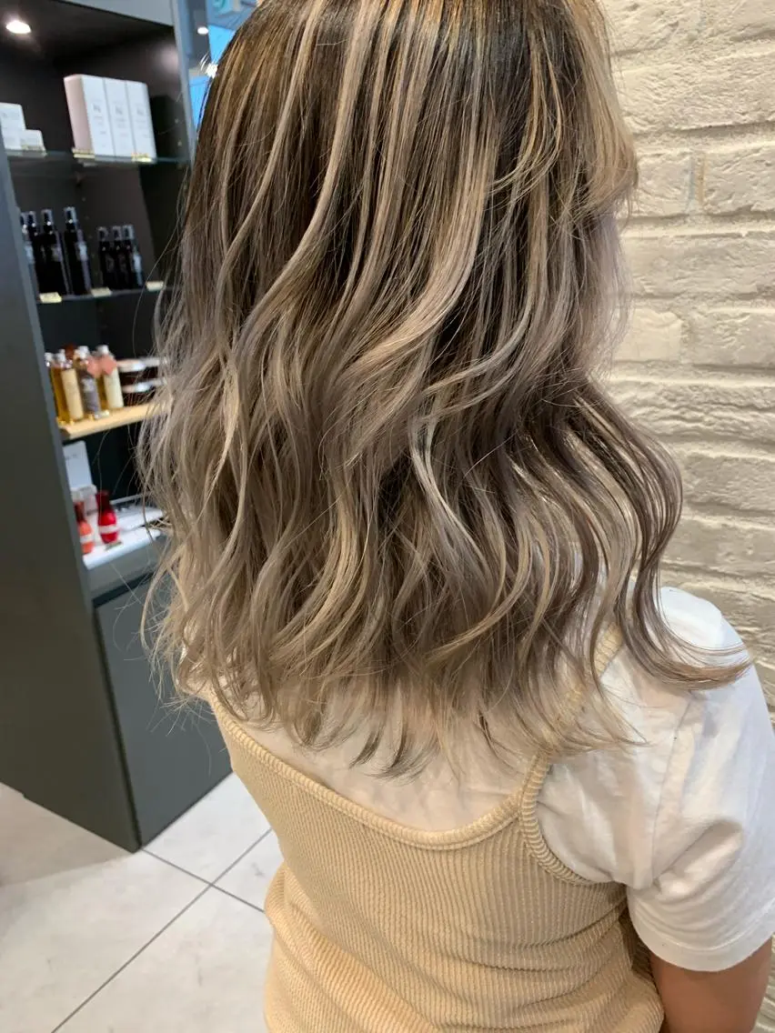 セミロング カラー バレイヤージュ ブリーチ レイヤーカット 韓国レイヤー×艶髪 ハイトーンRyukiのヘアスタイル