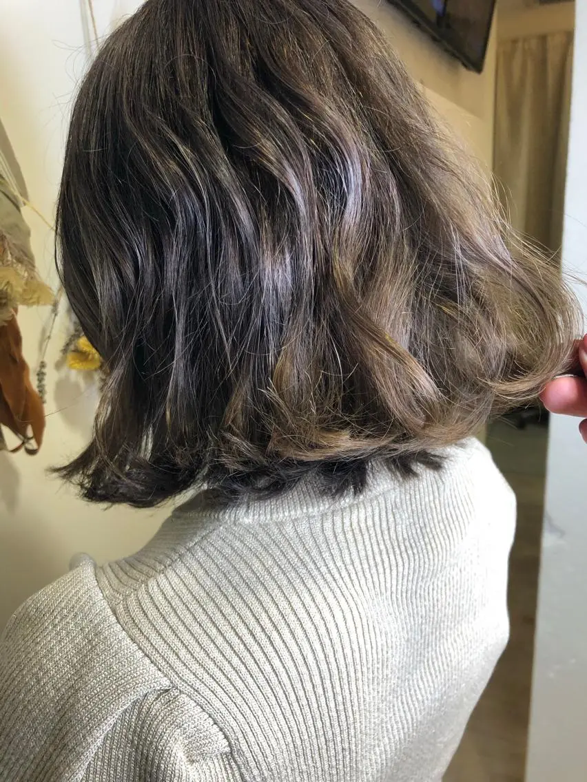 ミディアム カラー グレージュ ヘアカラー トリートメント 松佐 ゆかりのヘアスタイル