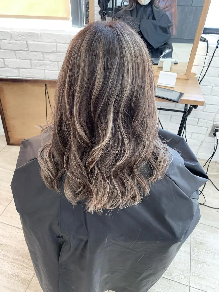 セミロング カラー ハイライトカラー ハイライト ヘアカラー ROSEL末吉 海渡のヘアスタイル