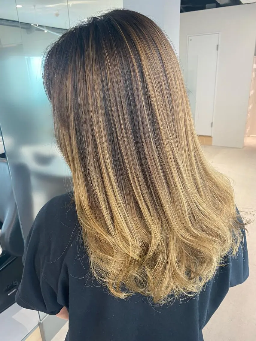 セミロング カラー バレイヤージュ イエローカラー レイヤーカット MUK ムクのヘアスタイル