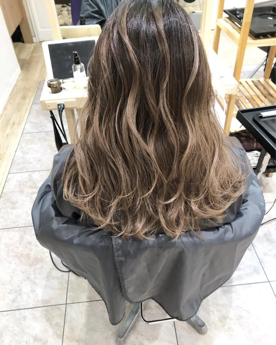 セミロング カラー ヘアカラー トリートメント ブリーチカラーレイヤ ーカット🦋annaのヘアスタイル