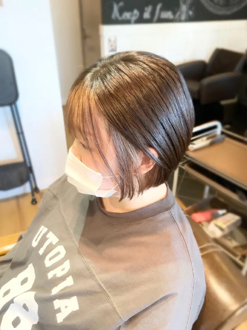 カラー ショート ミストバング  フェイスフレーミング グレージュ ヘアカラー 堀 望美のヘアスタイル