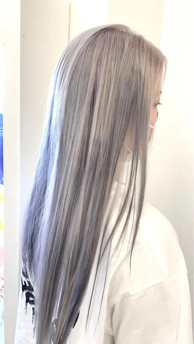 ロング カラー シルバー ホワイトシルバー カット ヘアカラー トリートメント ダメージレスブリーチ HIROSHIのヘアスタイル