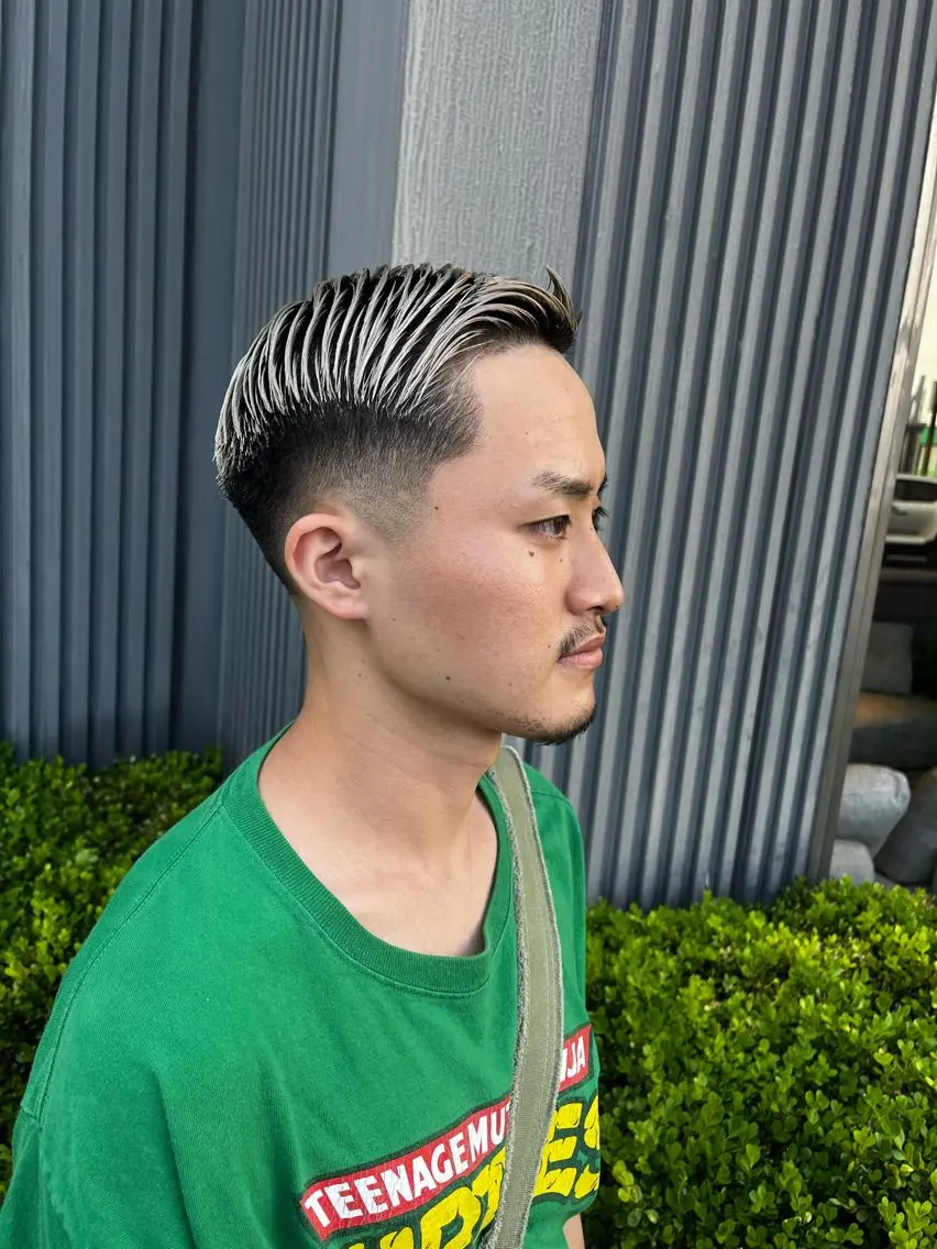 ショート カラー メンズ フェードカット メンズハイトーン メンズパーマ ハイトーンカラー &CREW スタッフのヘアスタイル