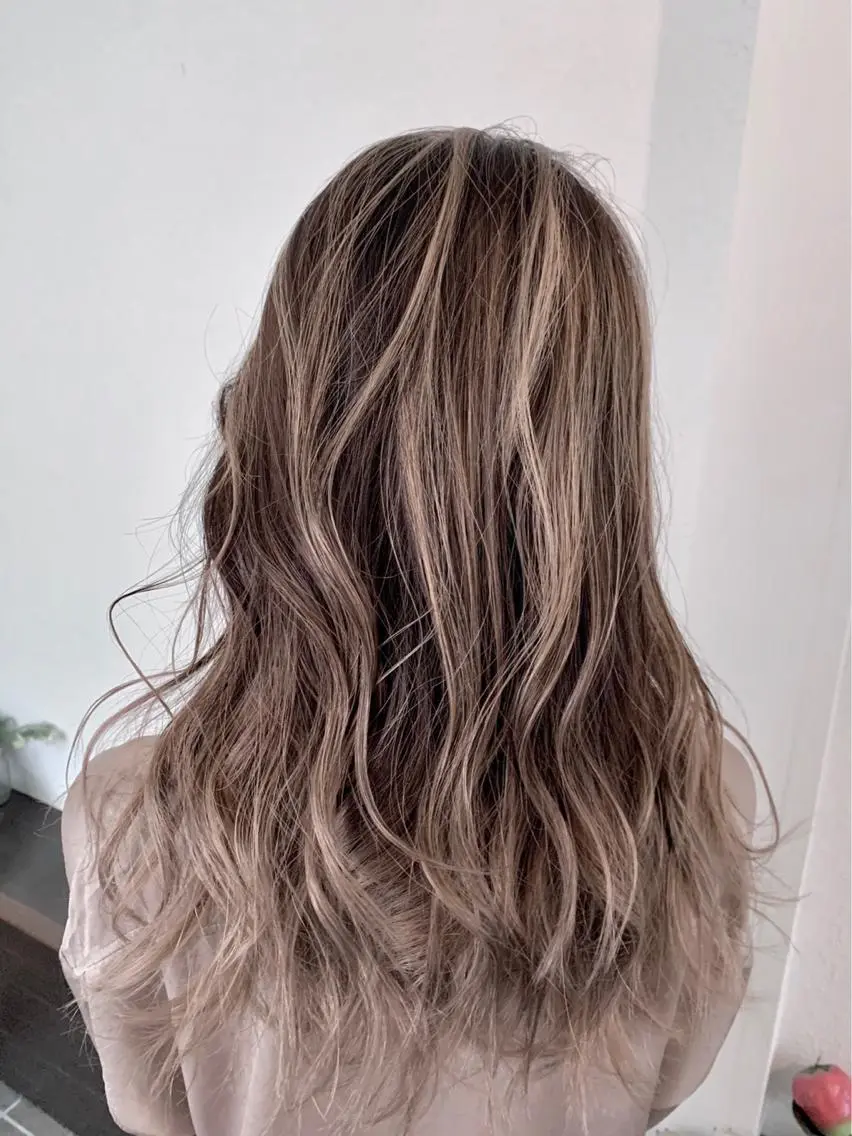 ロング カラー ヘアアレンジ バレイヤージュ グラデーションカラー グレージュ ハイライトカラー メッシュ N° uairo 川崎店【ユアイロ】のヘアスタイル