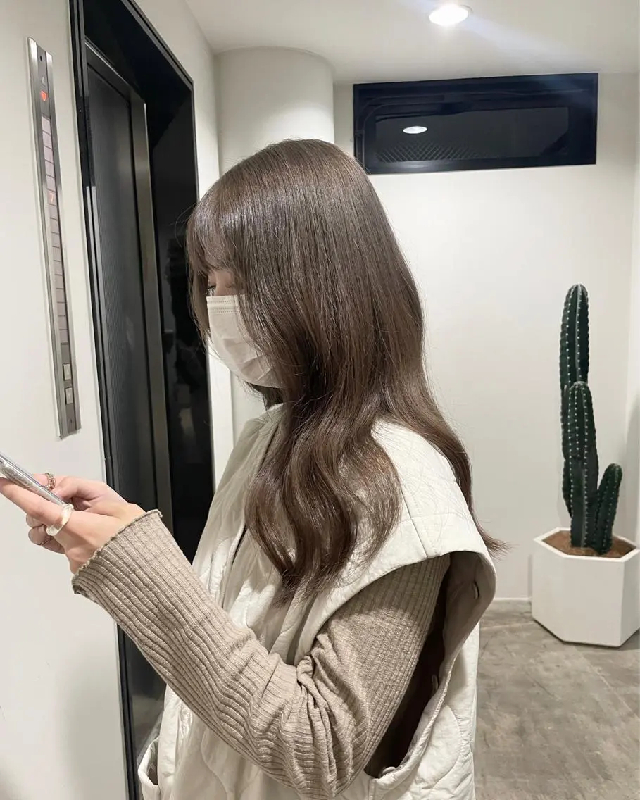 ロング カラー ベージュカラー ブリーチ ミルクティーベージュ 透明感カラー/顔周り レイヤー/髪質改善のヘアスタイル