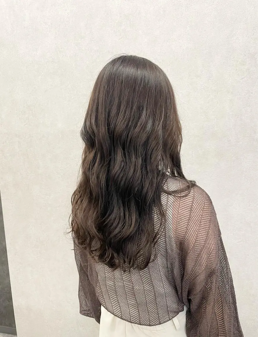 セミロング カラー グレージュ いなみね はるきのヘアスタイル