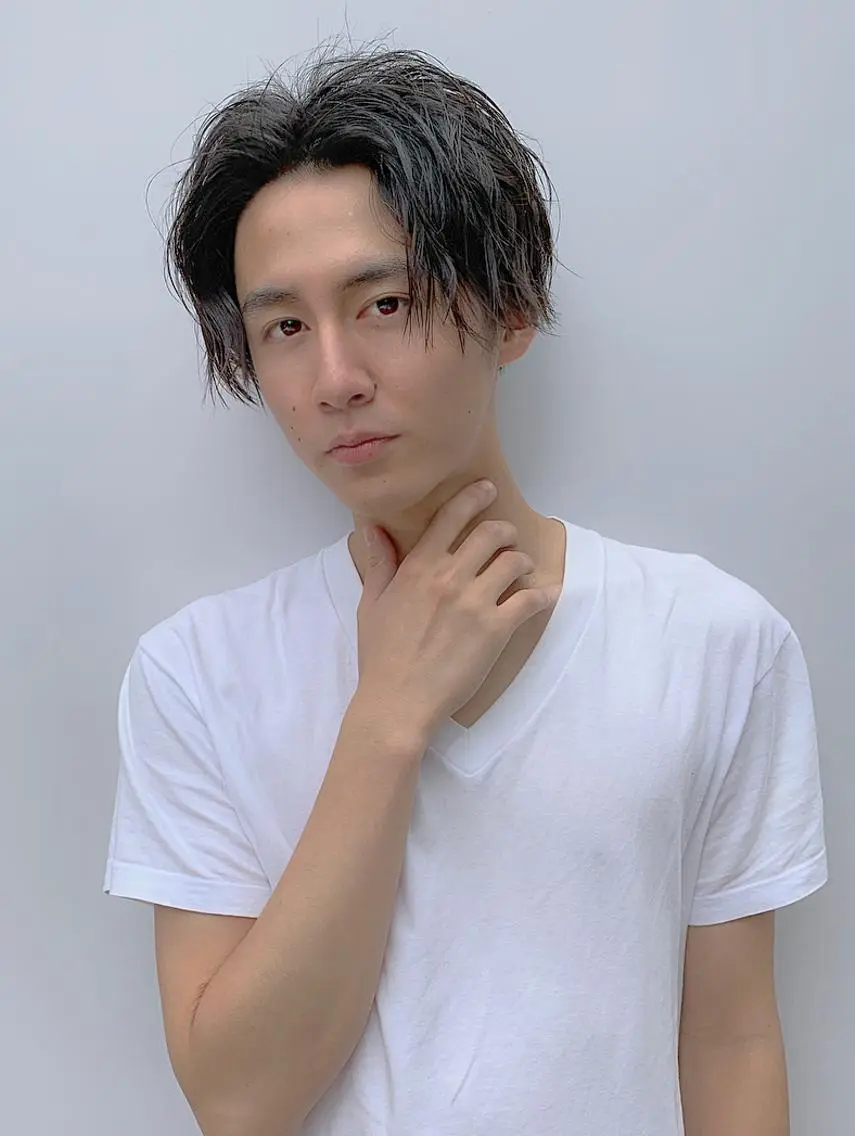 ミディアム カラー パーマ ヘアアレンジ メンズ センターパート 刈り上げ 野木 良平のヘアスタイル