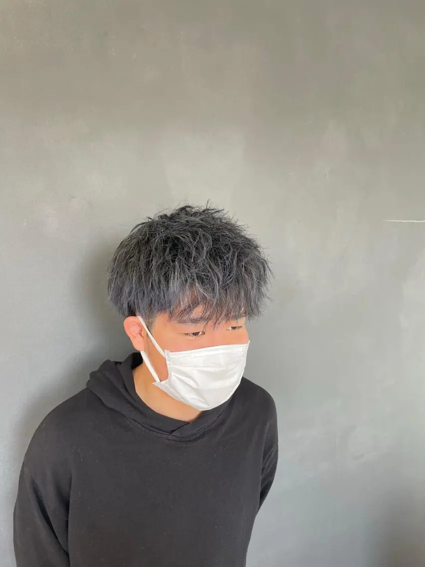 メンズ メンズブリーチ メンズハイライト メンズパーマ メンズツイストパーマ ツイストパーマ カット ヘアカラー パーマ トリートメント 長屋 裕也のヘアスタイル