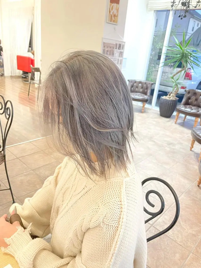 ミディアム カラー シルバー カット ヘアカラー トリートメント ダメージレスブリーチ HIROSHIのヘアスタイル