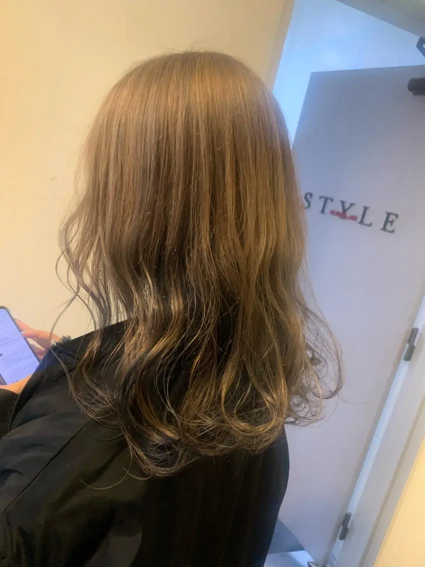 セミロング カラー 羽エクステ🪽 🤍まき🤍のヘアスタイル