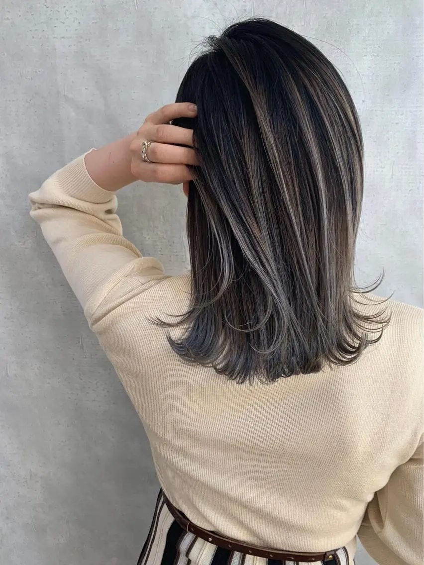 セミロング カラー ハイライトカラー メッシュ ハイライト _WHITE 難波本店のヘアスタイル