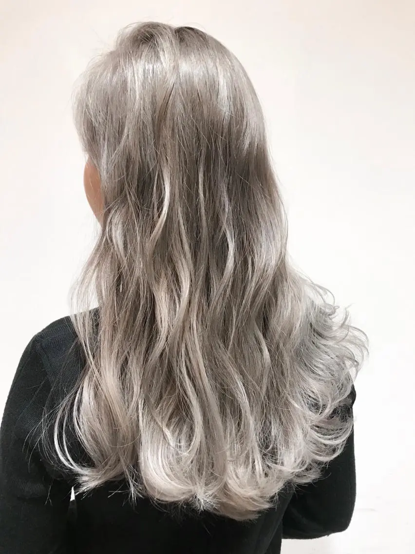 ロング カラー ブリーチ ケアブリーチ シルバー ヘアカラー 似合わせ/ カラー.岡田友仁のヘアスタイル
