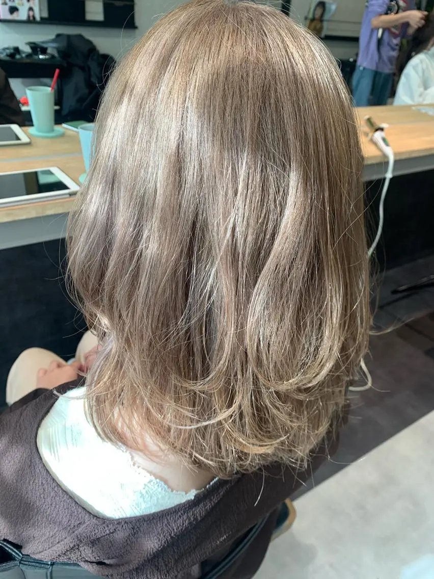 ミディアム カラー ベージュカラー ブリーチ カット ヘアカラー トリートメント hubhair レイヤー/透明感のヘアスタイル