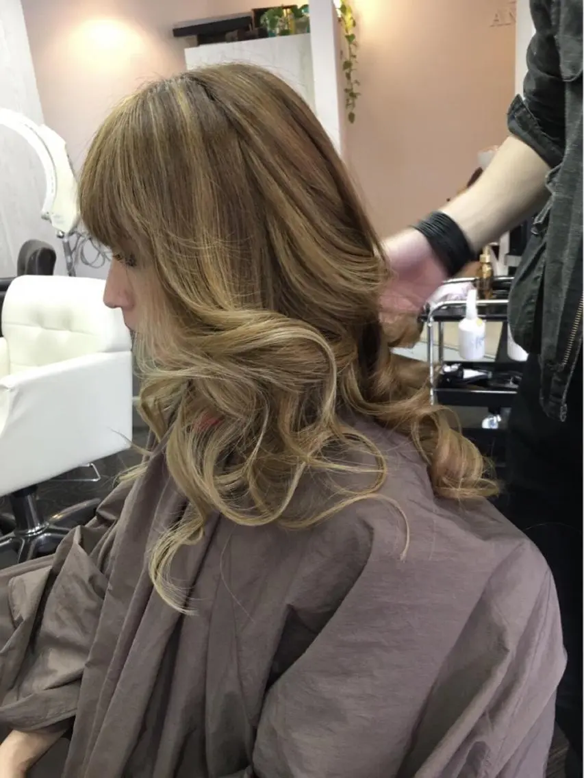 ロング カラー グレージュ ハイライトカラー ハイライト 大島 智志のヘアスタイル