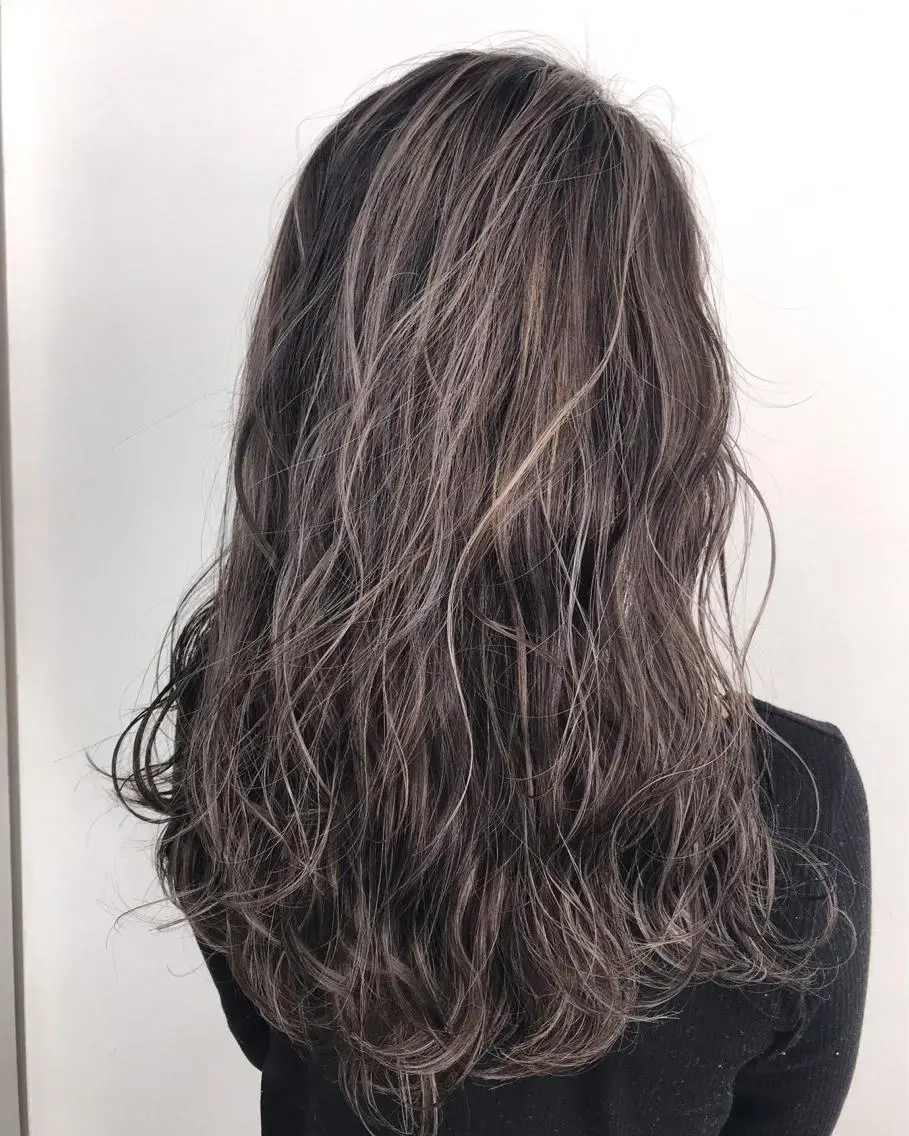 ロング ハイライト 白髪ぼかしハイライト めさきすずなのヘアスタイル