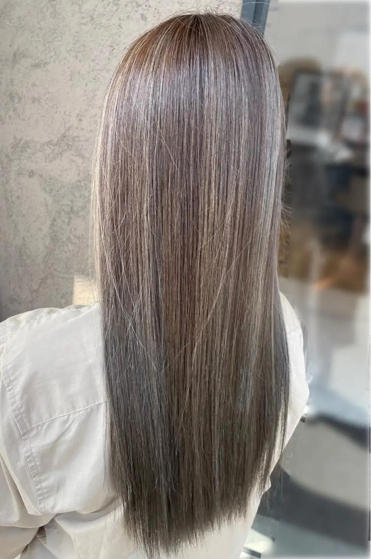 カラー ハイライトカラー 岡村 真子のヘアスタイル