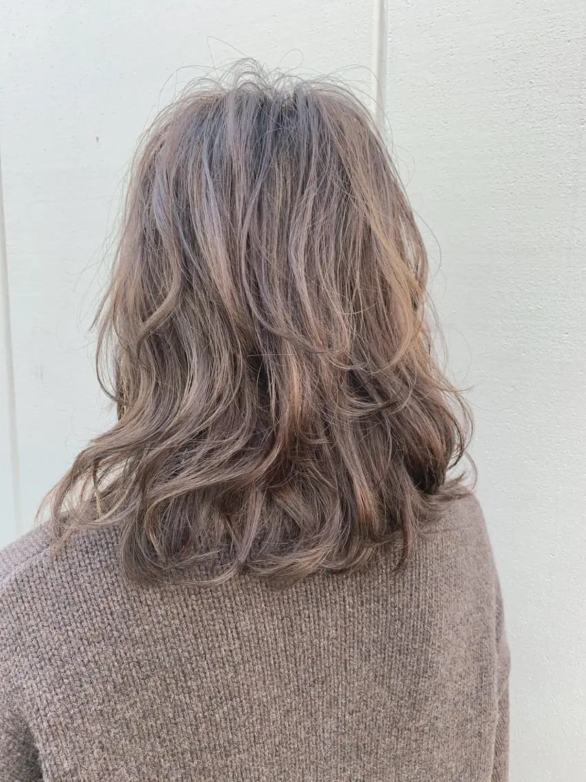 ミディアム 高梨 里穂のヘアスタイル