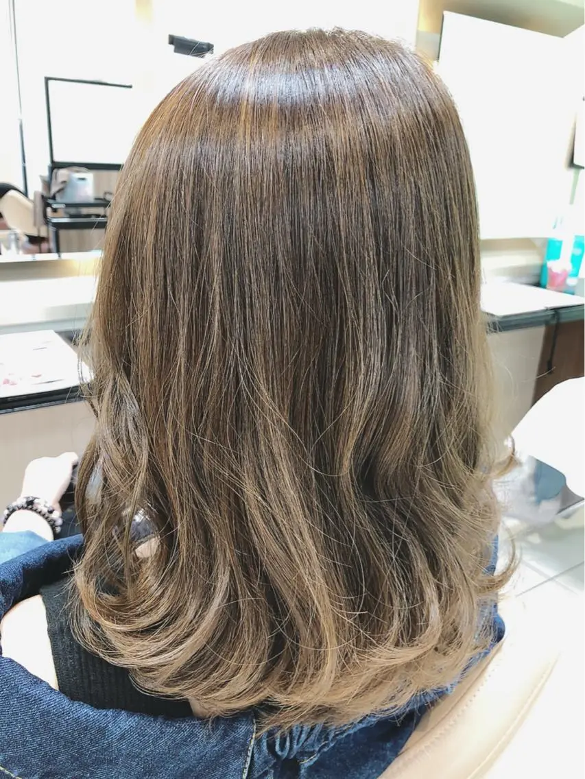 セミロング カラー イルミナカラー 船戸 靖子のヘアスタイル