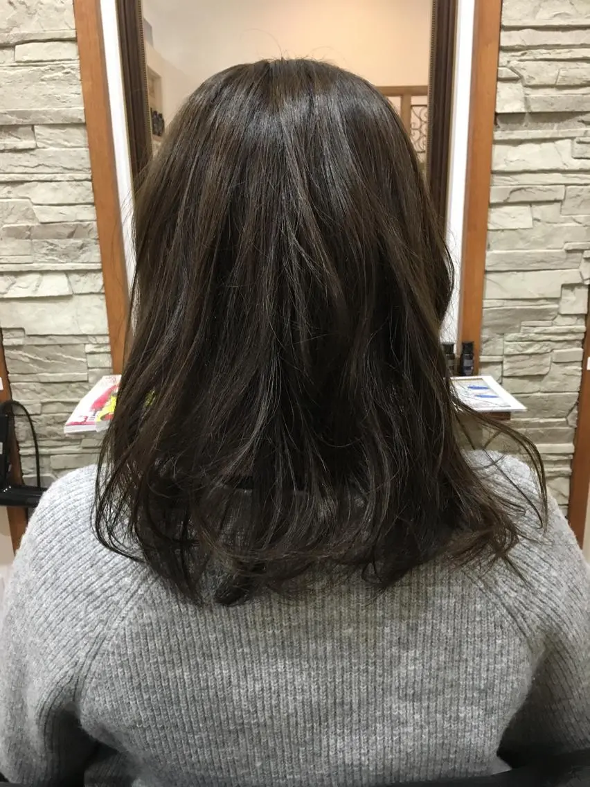 セミロング アッシュ カット ヘアカラー 山岡 秀規のヘアスタイル