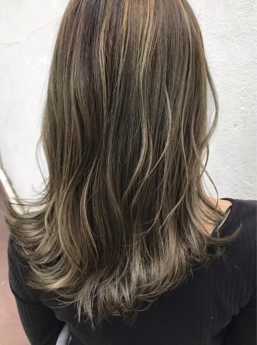 セミロング カラー グレージュ ハイライトカラー カーキグレージュ ハイライト 角田 全史のヘアスタイル
