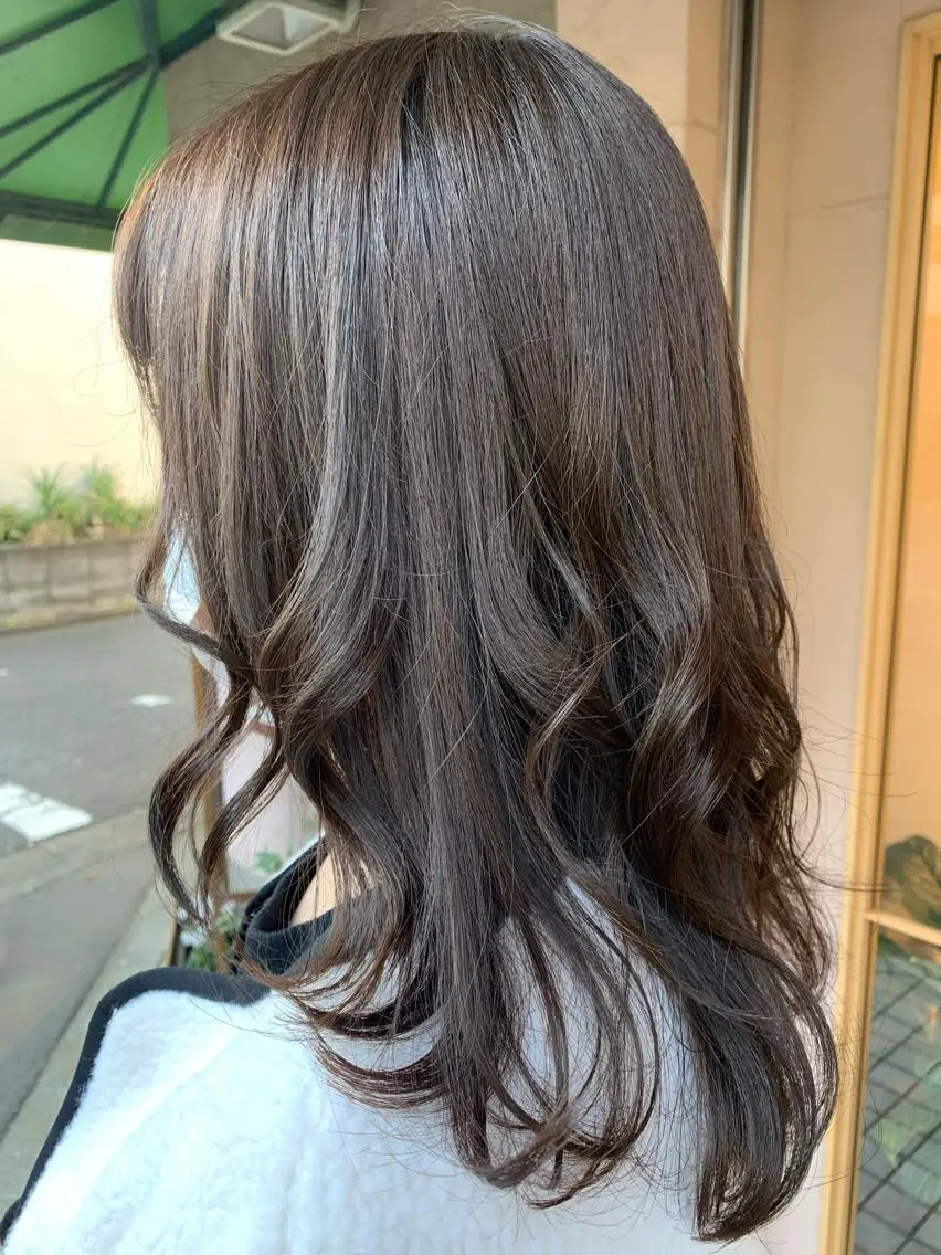 セミロング カラー グレージュ オリーブグレージュ オリーブグレー レイヤーカット ヒロタ ハルヒ🦁のヘアスタイル