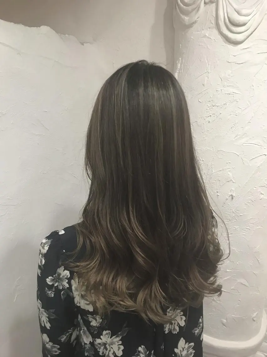 ロング カラー グラデーションカラー ハイライトカラー ハイライト 伊藤 優希のヘアスタイル