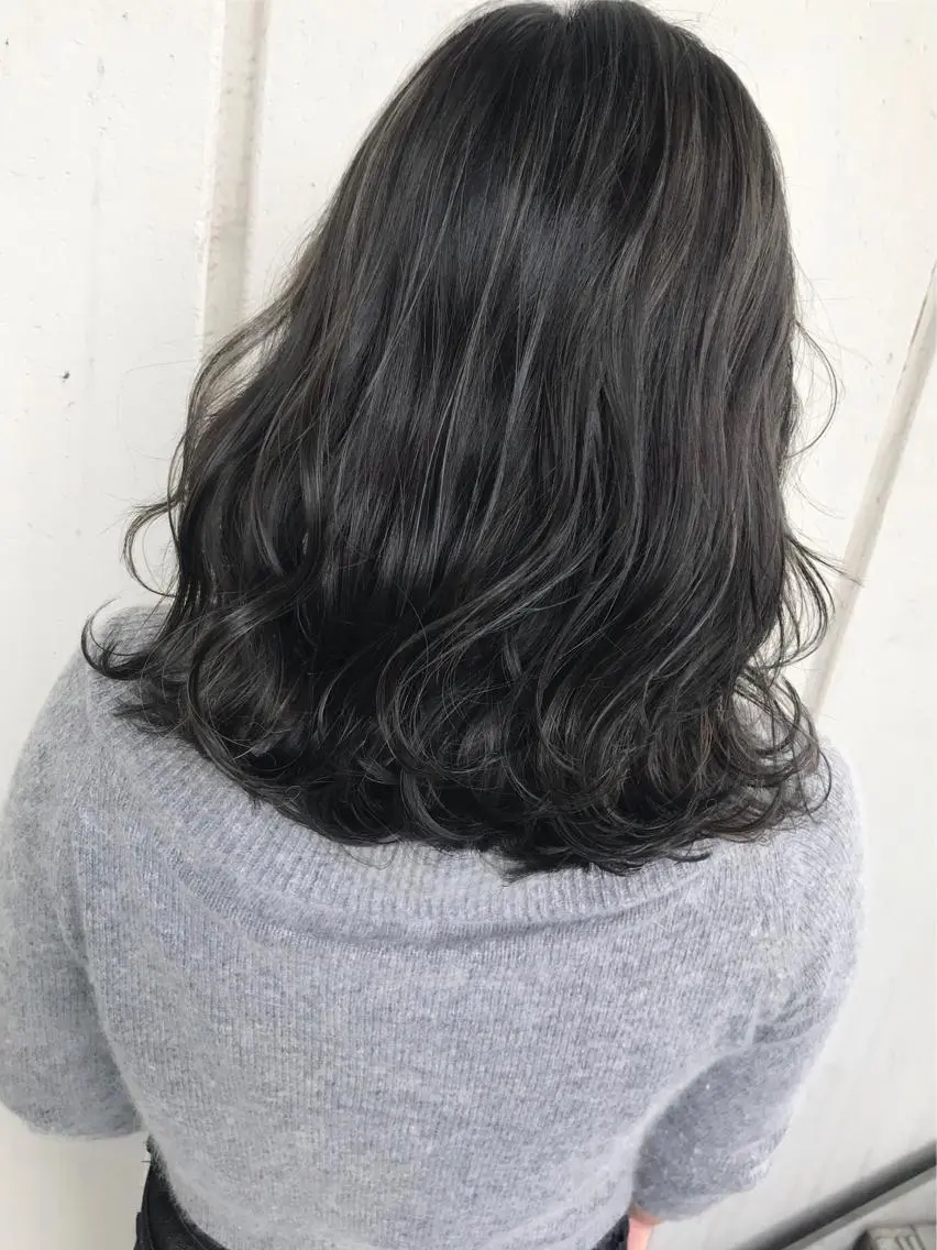 ミディアム カラー アッシュ アッシュグレー ハイライトカラー ハイライト 若杉 諒のヘアスタイル