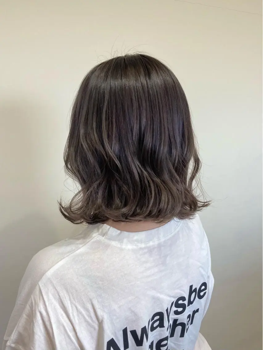ミディアム ハイライト ヘアカラー 梅山 美侑のヘアスタイル
