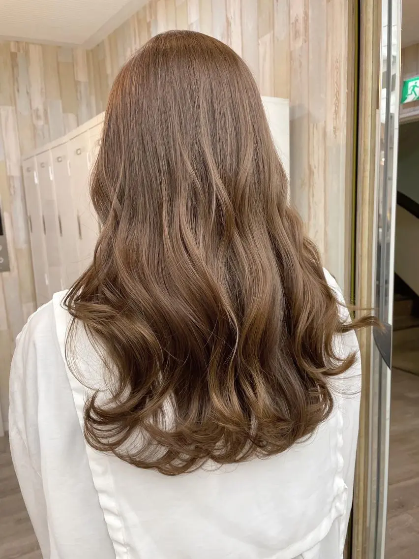 セミロング カラー パーマ ヘアアレンジ アディクシーカラー アッシュ バレイヤージュ ベージュカラー ブリーチ newi grande 横浜店のヘアスタイル
