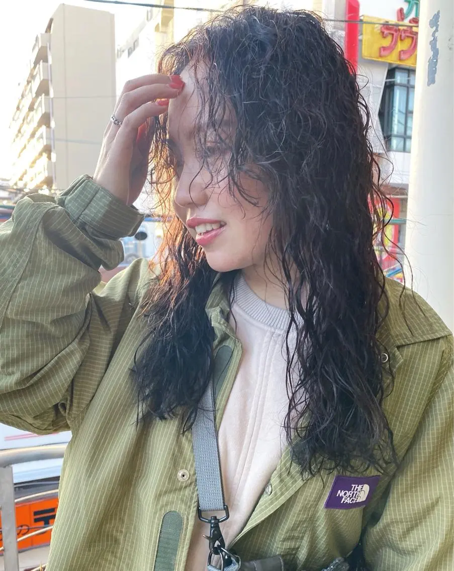 ロング パーマ ハイライト レイヤーカット カット パーマ トリートメント qiie/ワンカラー インナーカラーのヘアスタイル
