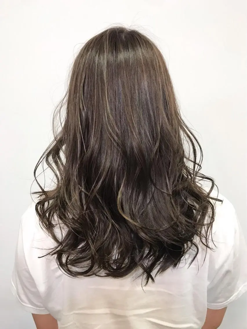ロング カラー ヘアアレンジ アッシュ アッシュグレー ハイライトカラー ハイライト ERINA🐸垢抜け ミディアム/レイヤーのヘアスタイル