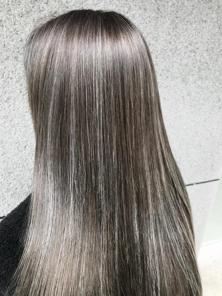 ロング カラー アッシュ アッシュグレー ハイライトカラー 3Dハイライト ハイライト ヘアカラー トリートメント Eliss 堀江のヘアスタイル