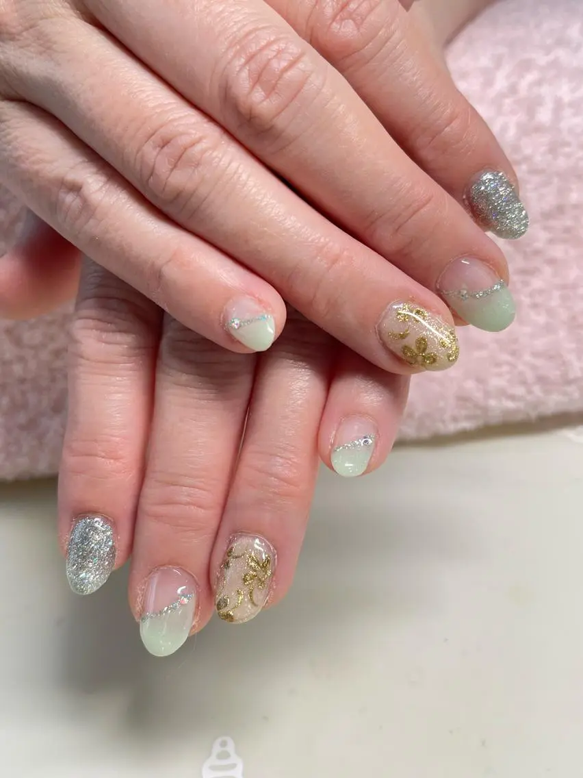 ネイル アートネイル ゴールド キラキラネイル Flora nailのネイルデザイン