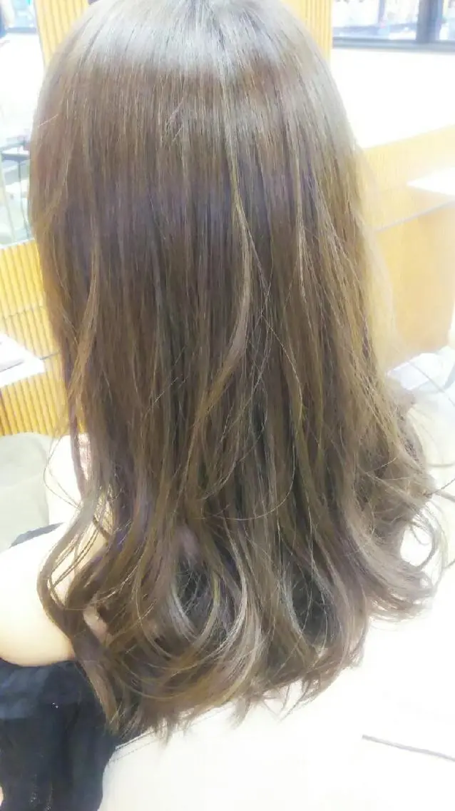 セミロング カラー グレージュ ハイライトカラー ハイライト 脇田 雄大のヘアスタイル