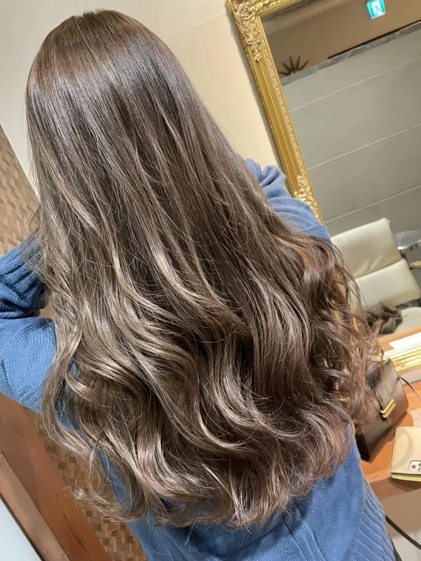 ロング カラー ベージュカラー ブリーチ ミルクティーベージュ ヘアカラー トリートメント ハイトーン得意😍 Lumiereのヘアスタイル