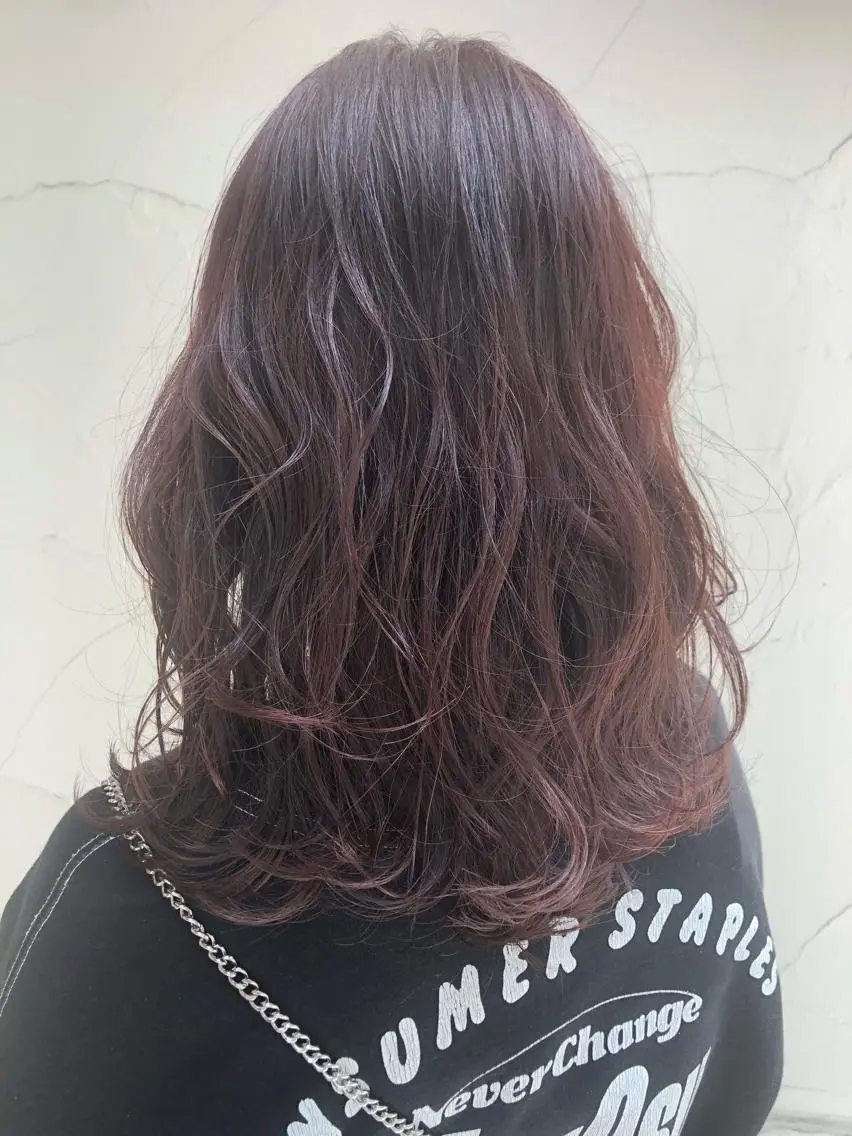 セミロング カラー ブリーチ ブリーチなしカラー ピンクカラー ピンクパープル パープルカラー 大岩 茉愉のヘアスタイル