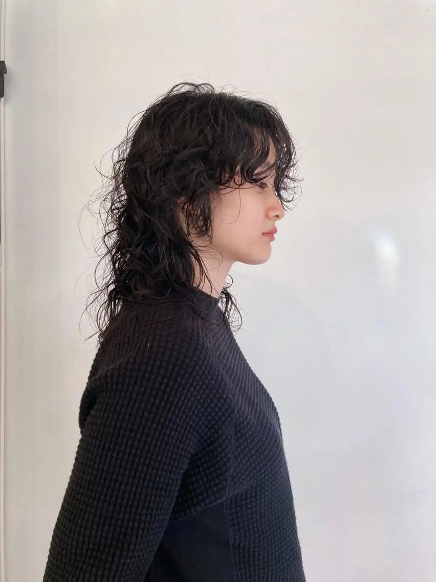 ミディアム パーマ ミディアムパーマ ウルフカット カット パーマ お洒落ベージュ🤎 代官山shibukiのヘアスタイル