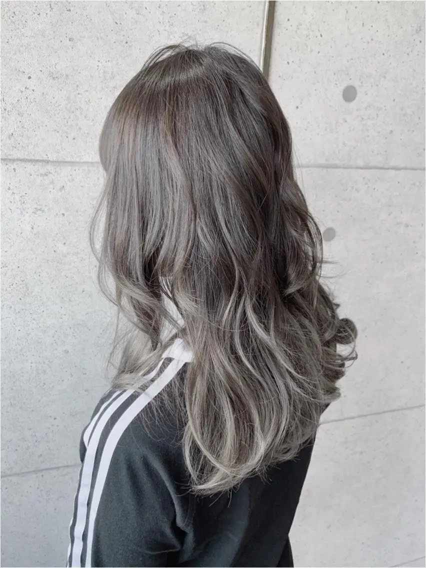セミロング カラー グラデーションカラー グレージュ 福森 みずきのヘアスタイル