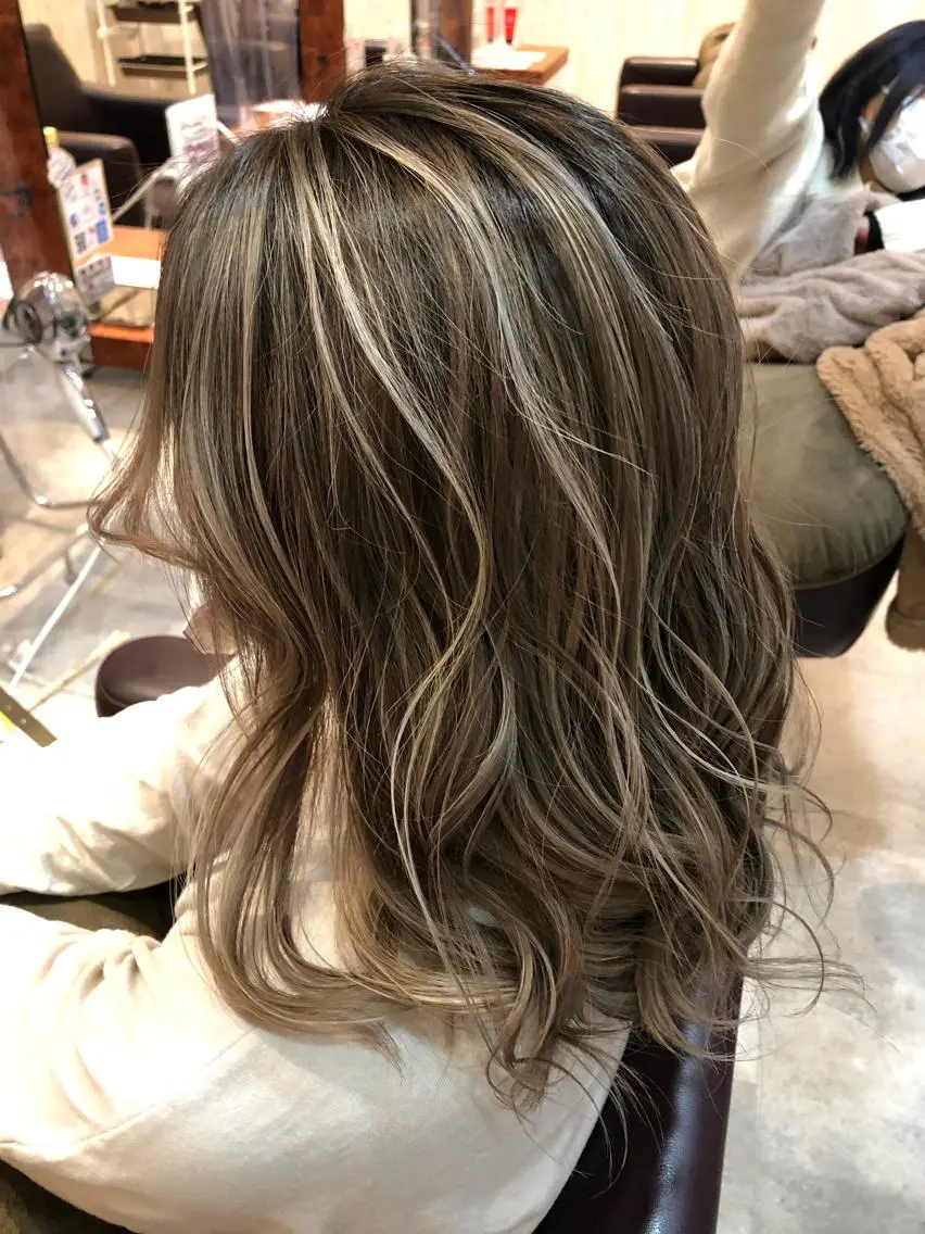 ミディアム カラー 乕谷 美潮のヘアスタイル