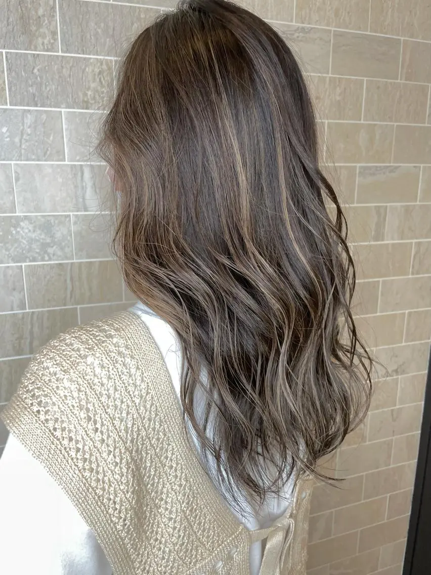 セミロング ヘアカラー ブリーチ毛矯正.髪質 改善.髪にドラマをのヘアスタイル