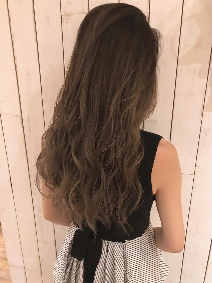 ロング カラー ベージュカラー セピアベージュ カット ヘアカラー Noe心斎橋 堀田 朋宏のヘアスタイル