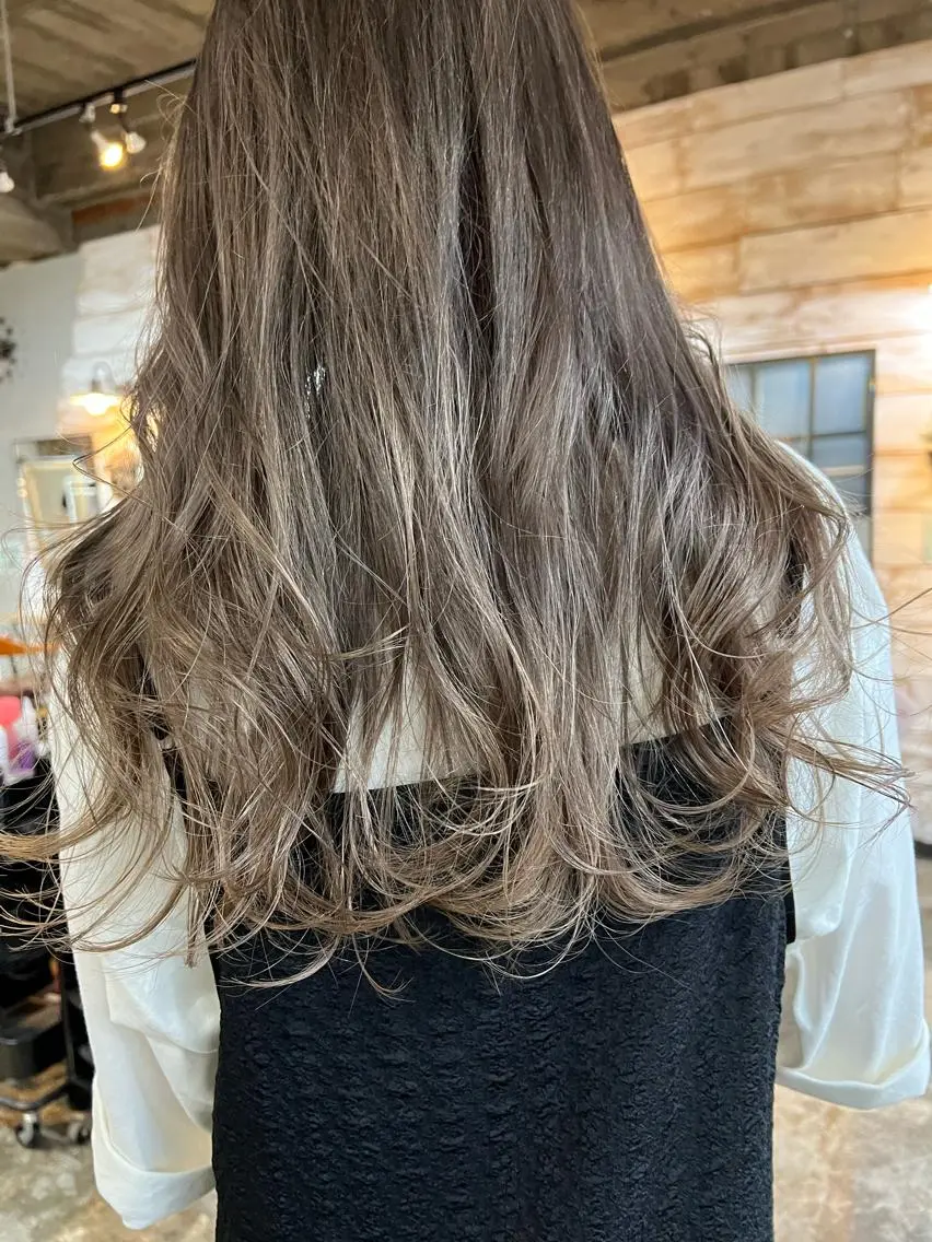ロング カラー ブリーチ カット 縮毛矯正 ツキノキ ミナのヘアスタイル