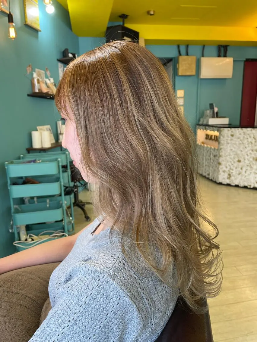 ロング ハイライト レイヤーカット ヘアカラー トリートメント 末石 智のヘアスタイル